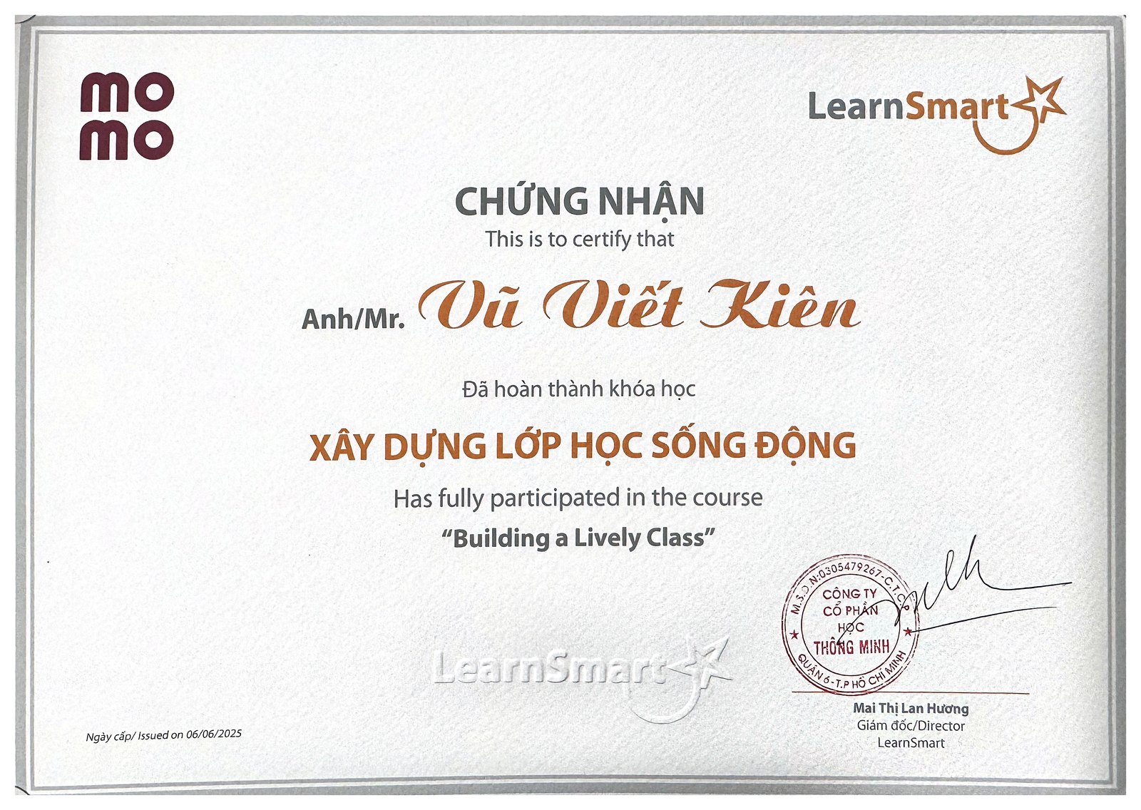 Giấy chứng nhận LearnSmart cấp cho Vũ Viết Kiên ngày 06/06/2025 về khoá học “Xây dựng lớp học sống động”, có chữ ký của giám đốc LearnSmart và con dấu công ty